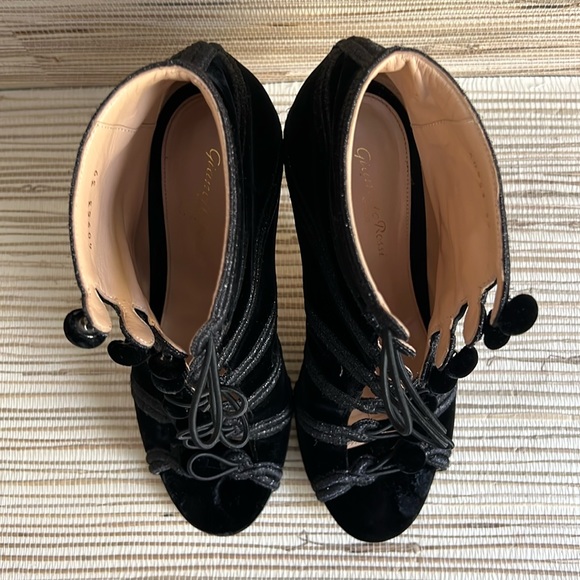 90% Off GIANVITO ROSSI Embroidered Black Velvet Button Bootie Womens 39 8 8.5 - Picture 14 of 17